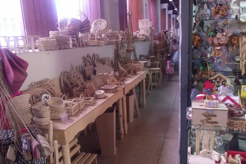 Cestos de palha e outras peças de artesanato à venda no Mercado São José, em Teresina
