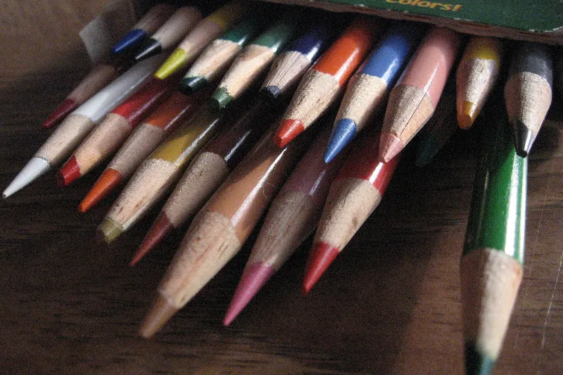 Imagem ilustrativa de arquivo: pontas de lápis coloridos; a foto não retrata alunos ou as creches citadas