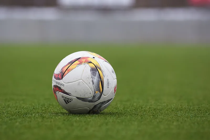 Imagem ilustrativa de arquivo: bola de futebol no gramado; a foto não é da partida entre Palmeiras e Fluminense