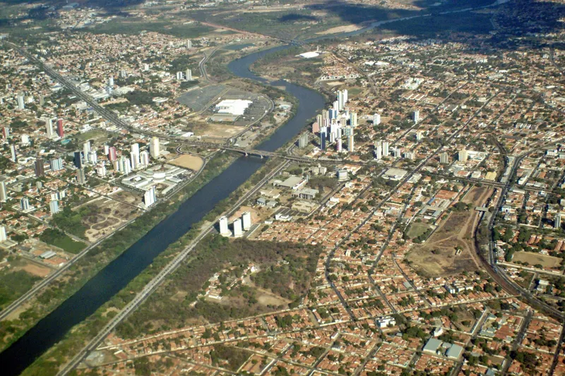 Foto de arquivo: vista aérea do rio Poti em Teresina; a imagem não registra a ocorrência nem o ponto onde o corpo foi localizado