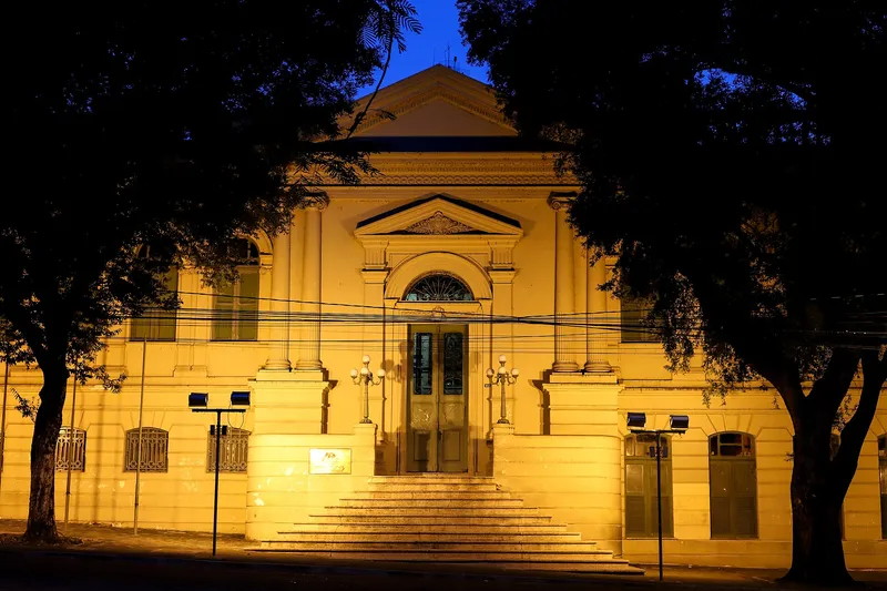 Foto de arquivo: fachada da Prefeitura de Teresina iluminada à noite