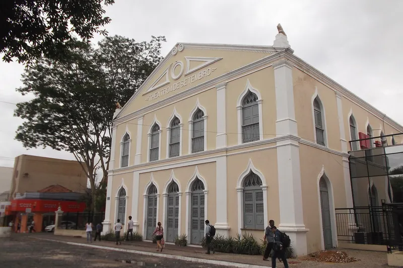 Fachada do Theatro 4 de Setembro, no Centro de Teresina